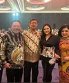 Bersama keluarganya, suami, ibu dan ayah mertua, Jessica Mila menghadiri sebuah acara. Ia pun tampil elegan dengan menyisipkan unsur tradisional pada pakaiannya. [@jscmila]