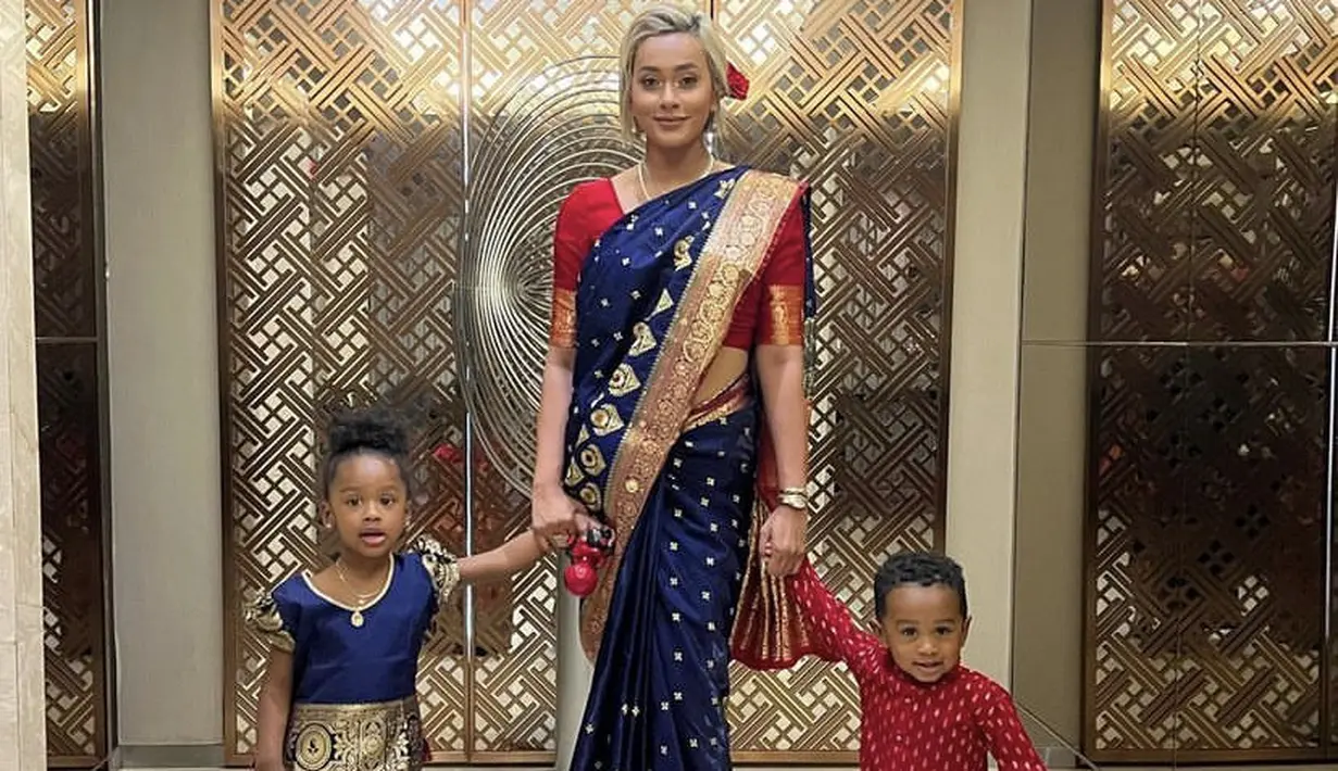 Kimberly dan Kimmy juga tampil serasi dengan pakaian khas India yang didominasi warna biru dan merah.  (@kimmyjayanti)