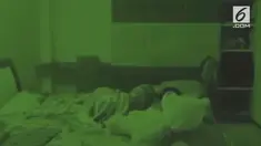 Aksi sebuah boneka yang tiba-tiba memeluk pemiliknya saat tidur terekam CCTV.