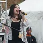 Duta lingkungan hidup Tasya Kamila membawakan lagu dalam acara penanaman pohon di Cimenyan, Kabupaten Bandung. (Liputan6.com/Huyogo Simbolon)