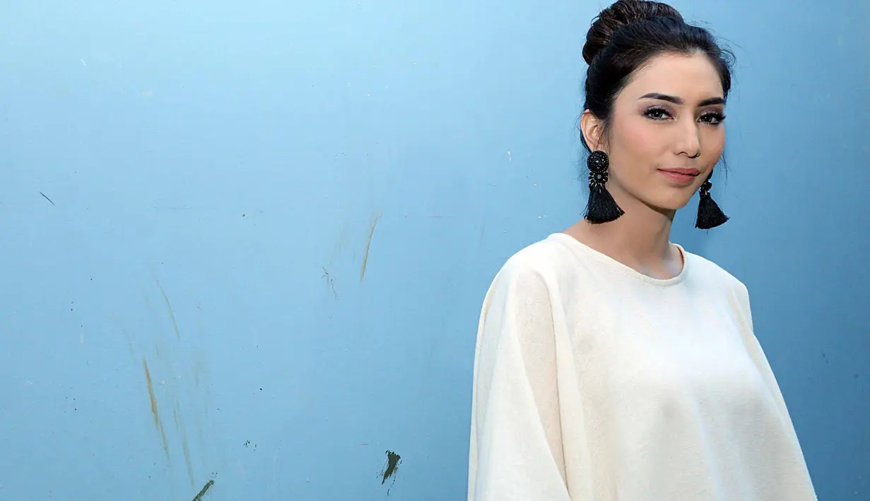 Setelah resmi lamaran pada 19 Maret silam, Tyas Mirasih dan Raiden Sudjono akan meresmikan hubungannya pada Juli mendatang. Soal tanggal, Tyas masih merahasiakannya. (Deki Prayoga/Bintang.com)