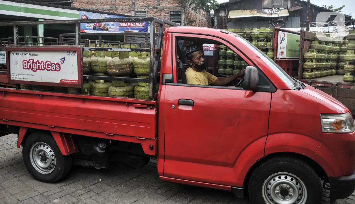 Pekerja membawa tabung LPG 3 kg di salah satu agen di Jakarta Pusat, Kamis (14/7/2022). Imbas kenaikan harga jual LPG nonsubsidi Rp 2.000 per kg, pengelola agen gas mengungkapkan banyak warga mulai beralih ke LPG 3 kg subsidi atau gas melon karena harga gas nonsubsidi terlampau tinggi di tengah kondisi ekonomi yang makin sulit. (merdeka.com/Iqbal S. Nugroho)