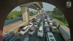 Kendaraan melintas di KM 28 Tol Jakarta - Cikampek, Jawa Barat, Kamis (30/5/2019). Contraflow di Jalan Tol Jakarta-Cikampek mulai berlaku, arus mudik di tol tersebut mengalami kepadatan pada H-6 lebaran dari KM 16. (Liputan6.com/Herman Zakharia)