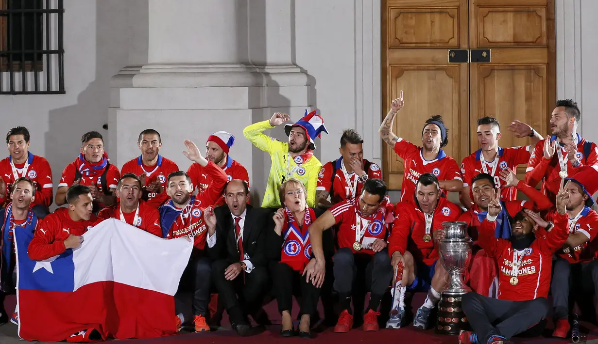 pemain Cile merayakan kegembiraan bersama Presiden Cile, Michelle Bachelet, di Istana Presiden. (REUTERS/Rodrigo Garrido)