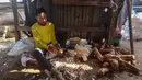 Pekerja mengolah singkong di sentra pengolahan bahan baku makanan ringan di Ciampea, Kabupaten Bogor, Jawa Barat, Minggu (26/7/2026).  (KLY/ Arie Basuki)