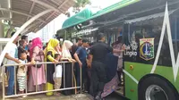 Warga antusias menjajal bus listrik Transjakarta di Monas.