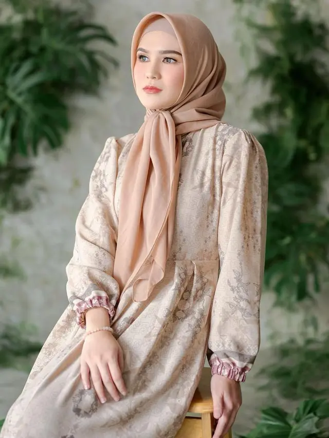 6 Potret Masayu Clara Pakai Gamis, Makin Anggun dengan Baju Lebih Lebar