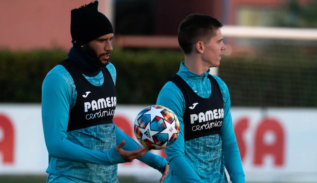 Pemain Villarreal Juan Foyth (kanan) dan Etienne Capoue mengambil bagian dalam sesi latihan di Ciudad deportiva Villarreal di Vila-real, 21 Februari 2022. Villarreal akan menjamu Juventus pada leg pertama babak 16 besar Liga Champions 2021/22, Rabu 23 Februari 2022 dini hari WIB. (JOSE JORDAN/AFP)