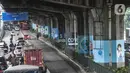 Sejumlah mural bertema protokol kesehatan Covid-19 menghiasi tiang pancang jalan tol di Jalan Ahmad Yani, Jakarta, Minggu (13/12/2020). Warna-warni mural ini dibuat oleh seniman dari berbagai daerah. (merdeka.com/Iqbal S. Nugroho)