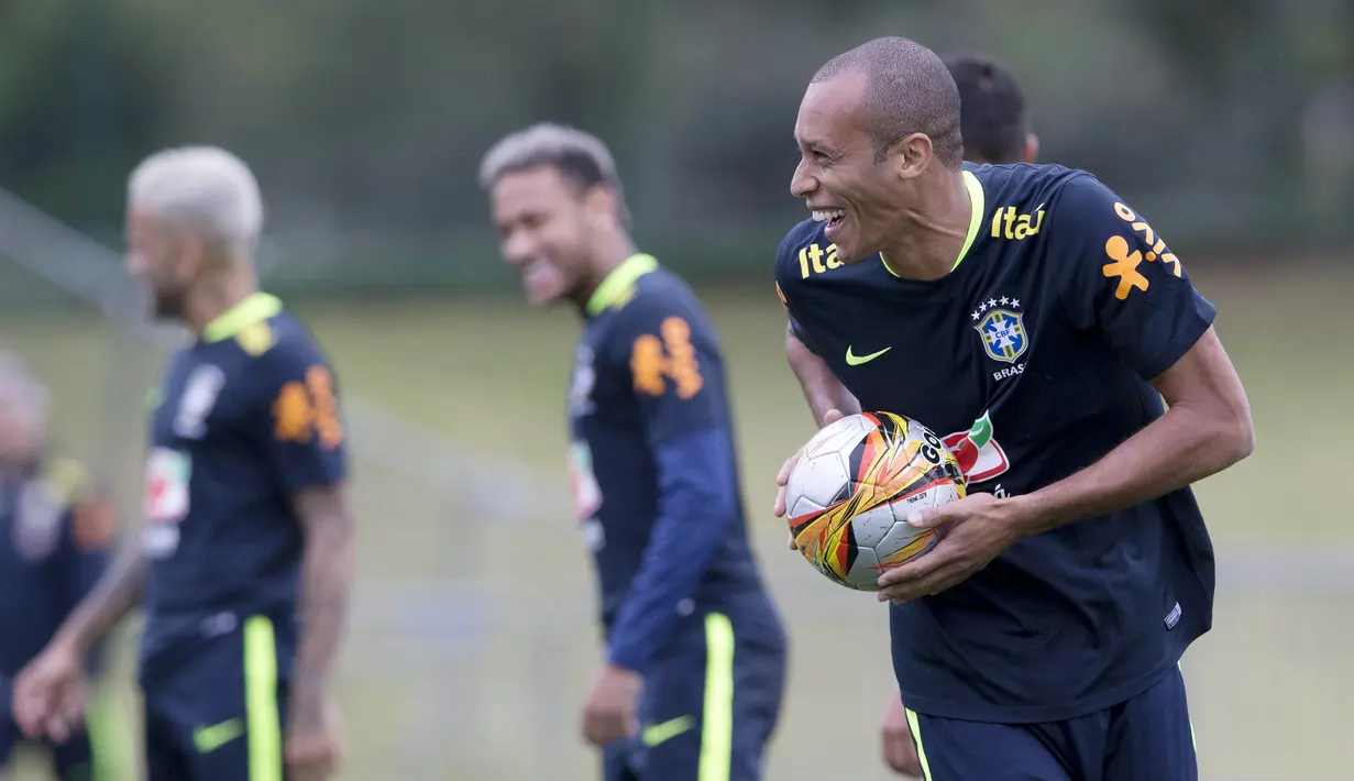 Bek Brasil, Miranda, tertawa saat mengikuti sesi latihan jelang laga Kualifikasi Piala Dunia di  Teresopolis, Barsil, Rabu (4/10/2017). Brasil akan berhadapan dengan Bolivia. (AP/Silvia Izquierdo)