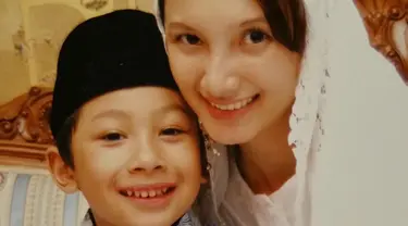 Ini adalah foto masa kecil Darma Mangkuluhur bareng ibundanya. Pria dengan nama lengkap Darma Mangkuluhur Hutomo ini sering unggah foto kebersamaannya bareng ibundanya di momen tertentu, salah satunya hari ibu. Pamer senyuman manis, ibu dan anak ini makin mirip. Beranjak dewasa, Darma dan Tata Cahyani bak kakak adik karena Tata awet muda di usia 48 tahun. (Liputan6.com/IG/@darmamh)