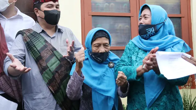 Menteri BUMN Erick Thohir mendapatkan sambutan meriah ketika mengunjungi Kampoeng Lawas Maspati di Kota Surabaya