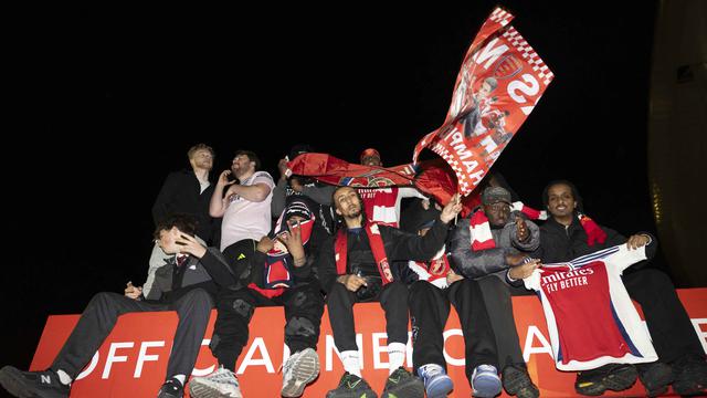 Pendukung Arsenal Berpesta Rayakan Gelar Juara Liga Inggris