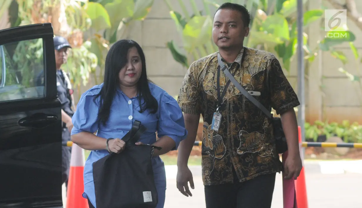 Terpidana mantan Kepala Bidang Penataan Ruang Dinas PUPR Pemkab Bekasi, Neneng Rahmi Nurlaili bersiap menjalani pemeriksaan di Gedung KPK, Jakarta, Selasa (13/8/2019). Neneng Rahmi diperiksa sebagai saksi untuk tersangka Iwa Karniwa di kasus suap perizinan proyek Meikarta. (merdeka.com/Dwi Narwoko)