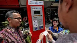 Seorang warga saat akan menggunakan mesin parkir elektronik ketika diresmikan di Jalan Boulevard Raya, Kelapa Gading, Jakarta, Rabu (25/3/2015). (Liputan6.com/Faizal Fanani)