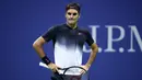Petenis Swiss, Roger Federer bereaksi ketika melawan petenis Argentina, Juan Martin del Potro pada babak perempat final AS Terbuka 2017 di New York, Rabu (6/9). Juara Wimbledon 2017 itu kalah 5-7, 6-3, 6-7 (8), 6-4. (Clive Brunskill/Getty Images/AFP)