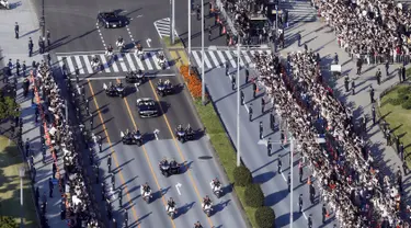 Ribuan warga menyaksikan parade Kaisar Naruhito dan Permaisuri Masako di Tokyo, Jepang, Minggu (10/11/2019). Diperkirakan sebanyak puluhan ribu warga memadati rute yang dilalui Kaisar Naruhito dan Permaisuri Masako. (Shinji Kita/Kyodo News via AP)
