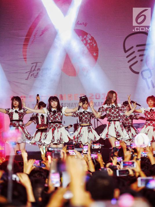 Vokal Grup asal Jepang AKB48 tampil pada acara Peringatan 60 Tahun Hubungan Diplomatik Indonesia-Jepang di kawasan Gelora Bung Karno, Jakarta, Sabtu (8/9). Dalam musik festival itu AKB48 menyanyikan sepuluh lagu. (Liputan6.com/Faizal Fanani)