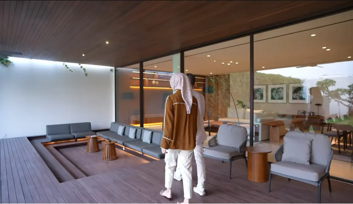 Dihalaman belakang ini memiliki dua tempat untuk santai. Satu diantaranya smoking area. Selain santai, juga untuk mengawasi anaknya saat berenang. [Youtube/CikyCitraRezky]