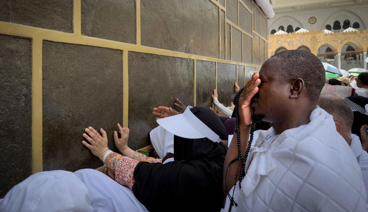 Umat Muslim berdoa di depan Ka'bah, selama ibadah haji tahunan, di Mekah, Arab Saudi, Kamis 21 Mei 2026. (AP Photo/Altaf Qadri)