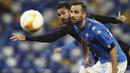 Bek Napoli, Nikola Maksimovic dan penyerang Real Sociedad, William Jose memperebutkan bola pada matchday terakhir Grup F Liga Europa di Diego Armando Maradona, Jumat (11/12/2020) dini hari WIB. Napoli bermain imbang 1-1 melawan Real Sociedad. (Alessandro Garofalo/LaPresse via AP)