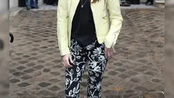 Lihat betapa menawannya Kristen Stewart dengan jaket kulit warna terang dipadukan dengan outfit hitam-hitamnya dan celana berpola bunga. Dilengkapi leather boots warna hitam, penampilannya pun tetap tomboy namun manis. (celebitchy.com)