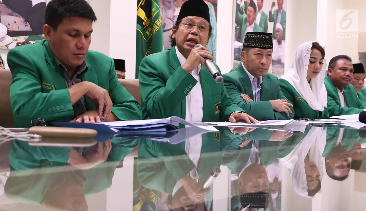 Ketum DPP PPP Djan Faridz bersama pengurus partai memberikan keterangan tentang putusan MK terkait membolehkannya pencantuman aliran kepercayaan pada kolom agama di KTP di kantor DPP PPP, Jakarta, Selasa (14/11). (Liputan6.com/Angga Yuniar)