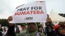 HIngga Selasa 2 Desember 2025, 712 orang meninggal dunia, 507 lainnya hilang, dan lebih dari 1,1 juta warga mengungsi. Tampak dalam foto, massa saat menggelar aksi damai di depan Kedutaan Besar Amerika Serikat (Kedubes AS), Jakarta, Selasa (2/12/2025). (Kapanlagi.com/Budy Santoso)