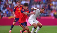 Marc Bernal dan Ali Al-Hamadi berduel memperebutkan bola dalam laga uji coba internasional antara Spanyol vs Irak di Estadio Abanca-Riazor, 5 Juni 2026. (AP Photo/Manu Fernandez)