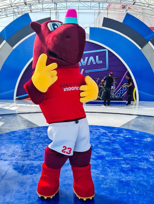 Maskot Piala Dunia U-17, Bacuya berpose saat acara off air senam massal pagi saat Karnaval SCTV yang digelar di Menara Pandang Teratai Purwokerto, Jawa Tengah pada Sabtu (23/09/2023). (Dok. SCTV)