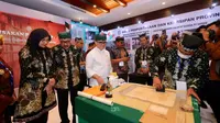 Bupati Banyuwangi Ipuk Fiestiandani bersama Menpan Azwar Anas di acara pameran Arsip Nasional Republik Indonesia (ANRI) dalam rangka peringatan Hari Kearsipan Nasional Tahun 2023 yang berlangsung di Banyuwangi