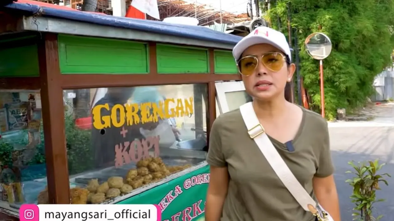 Mayangsari beli makanan pinggir jalan (YouTube/MST Production)