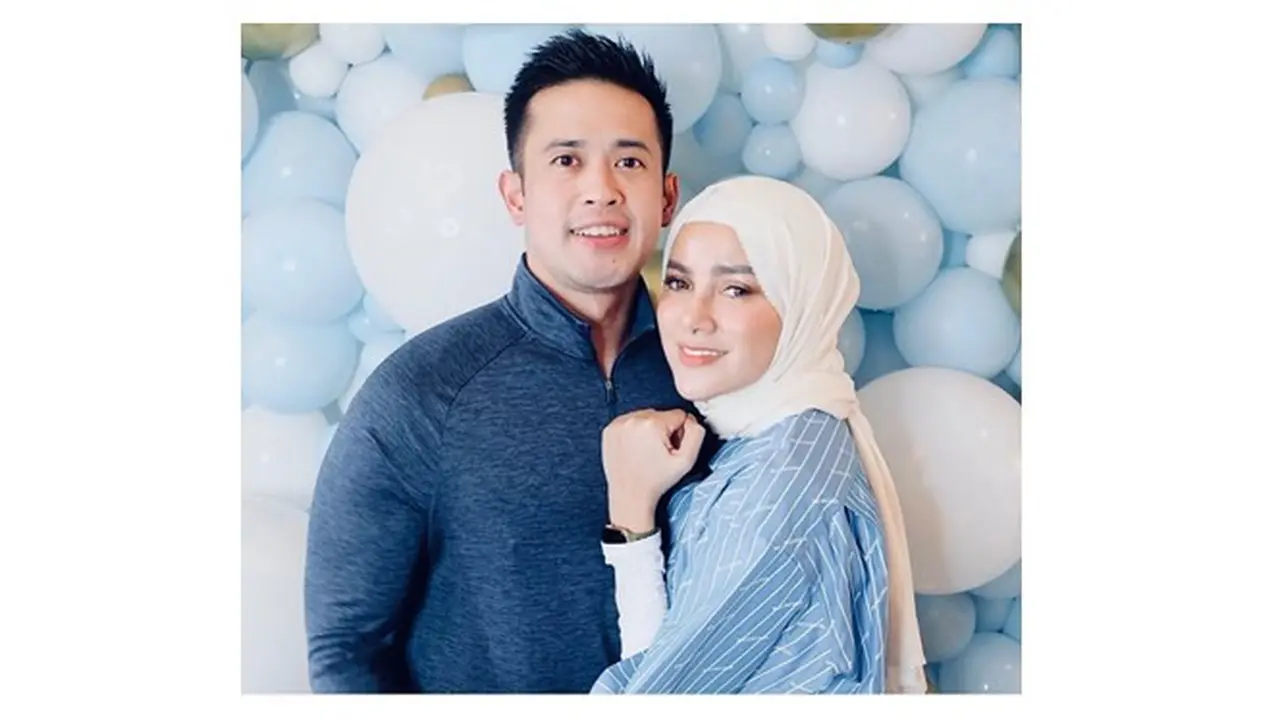 Tepis Isu Perceraian, Ini 6 Potret Mesra Olla Ramlan dan Aufar Hutapea