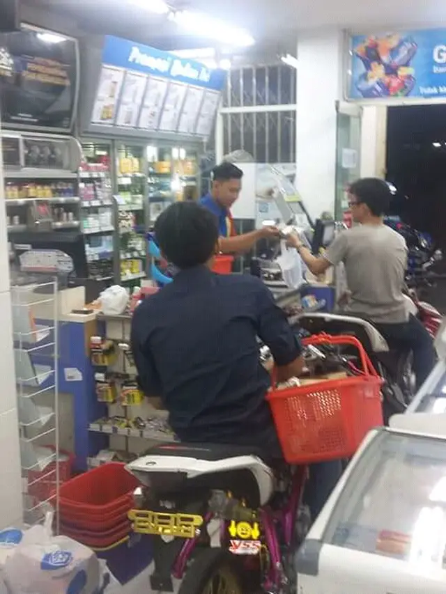 6 Aksi Absurd Belanja Pakai Motor di Minimarket Ini Bikin Ngakak
