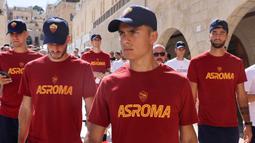 Paulo Dybala. Striker Argentina berusia 28 tahun ini akan memperkuat klub barunya AS Roma di musim 2022/2023 usai didatangkan dari Juventus, klub yang dibelanya selama 7 musim sejak awal musim 2015/2016, dengan status bebas transfer. Bersama Juventus ia total tampil dalam 293 laga di semua ajang dengan torehan 115 gol dan 48 assist. Bersama Timnas Argentina ia telah mengoleksi 34 caps dengan torehan 3 gol dan 6 assist sejak melakukan debut pada 14 Oktober 2015. (AFP/Ahmad Gharabli)