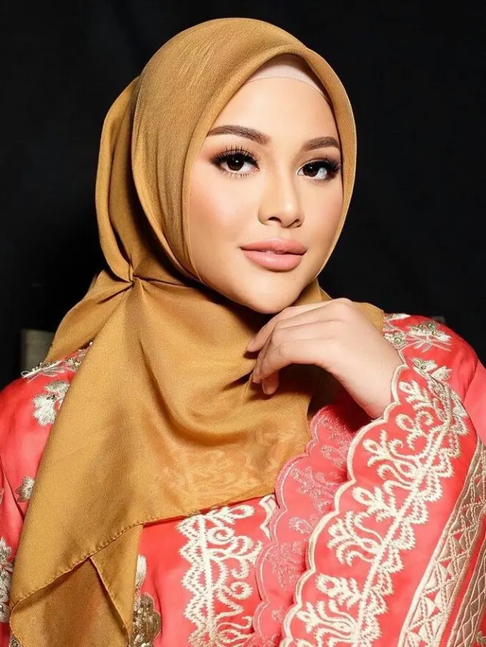 7 Gaya Hijab Segi Empat Trend Terbaru ala Seleb Tanah Air, Aurel-Lesti Kejora