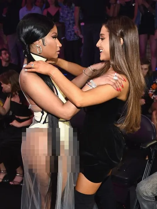 Dalam sebuah cuitan di Twitter, Ariana Grande sendiri pun sempat mengatakan rasa cintanya pada Nicki Minaj. (Elle)