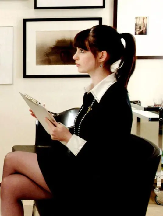 Andy Sachs yang diperankan Anne Hathaway ingin menjadi jurnalis dan mengawalinya di sebuah majalah fashion ternama serbagai asisten junior Miranda Priestly (Meryl Streep). (Foto: vogue.com.au)