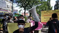 Korban penipuan Indra Kenz atau Indra Kesuma berunjuk rasa di depan Pengadilan Negeri Tangerang, Kota Tangerang, Jumat (28/10/2022). (Liputan6.com/Pramita Tristiawati)