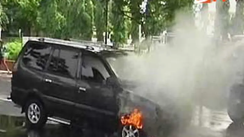 120415cmobil-terbakar.jpg