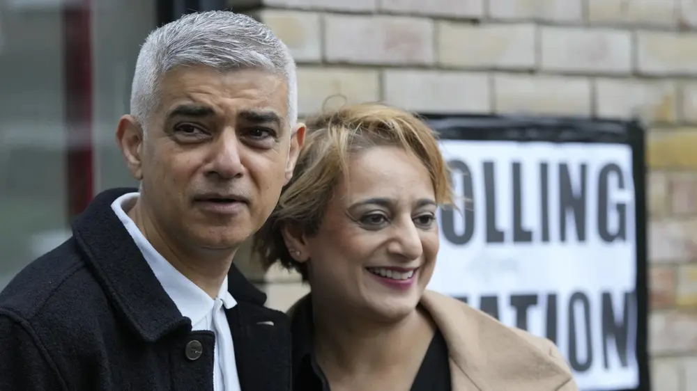 Sadiq Khan yang terpilih kembali jadi wali kota London, bersama istrinya Saadiya Ahmed. (AP/Kin Cheung)