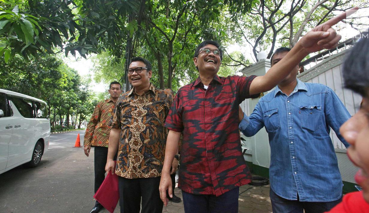Gubernur DKI Jakarta Djarot Saiful Hidayat tiba di kediaman Megawati di Jalan Teuku Umar, Menteng, Jakarta, Sabtu (14/10). Pertemuan juga membahas pengumuman paslon Gubernur dan Wagub provinsi Jawa Timur. (Liputan6.com/Herman Zakharia)