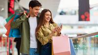 Ilustrasi pria dan wanita sedang berbelanja. (Shutterstock/Prostock-studio)