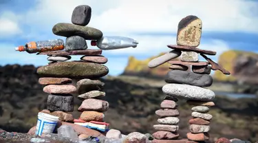 Salah satu wujud batu bertumpuk atau rock balancing dalam European Stone Stacking Championships 2018 di Dunbar, Skotlandia, Minggu (22/4). Kejuaraan batu bertumpuk ini merupakan yang terbesar di Eropa. (ANDY BUCHANAN/AFP)