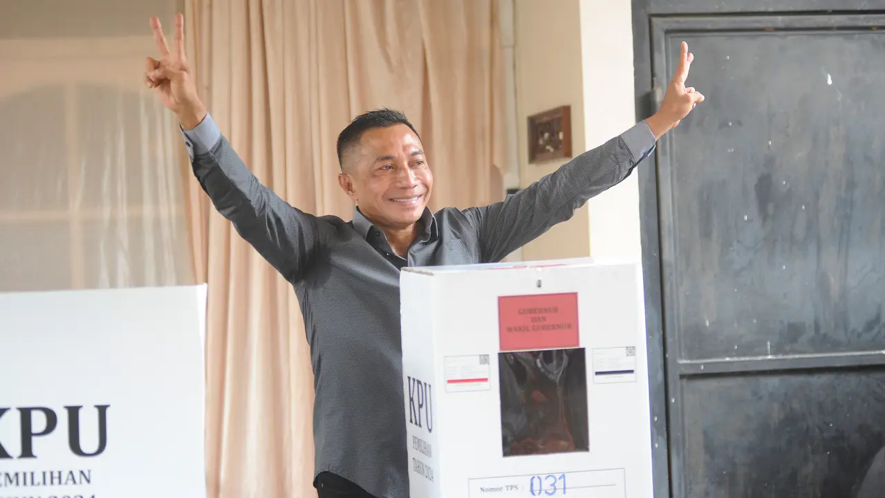 Tampil Percaya Diri, Cagub DKI Jakarta Nomor Urut 2 Dharma Pongrekun Mencoblos di TPS 031 Lebak Bulus
