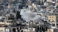 Asap mengepul setelah serangan udara Israel di kota Jenin Tepi Barat yang diduduki pada 3 Juli 2023. (AFP/Jaafar Ashtiyeh)