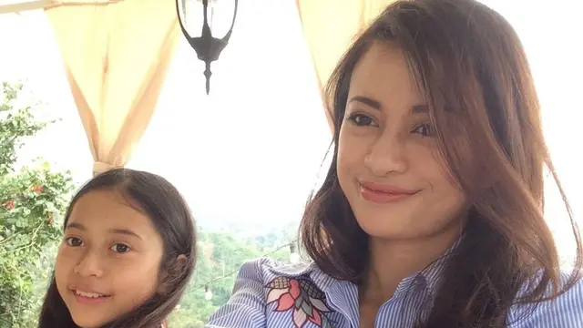 Tinggal di London, Ini 7 Potret Angie Virgin dan Anak Sulungnya