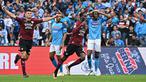 Ekspresi pemain Napoli, Victor Osimhen (kanan) setelah pemain Salernitana, Boulaye Dia (tengah), mencetak gol penyeimbang di menit ke-84 dan membuat skor menjadi 1-1 dalam pertandingan lanjutan pekan ke-32 yang berlangsung di Stadion Diego Armando Maradona, Minggu (30/4/2023). (AFP/Filippo Monteforte)
