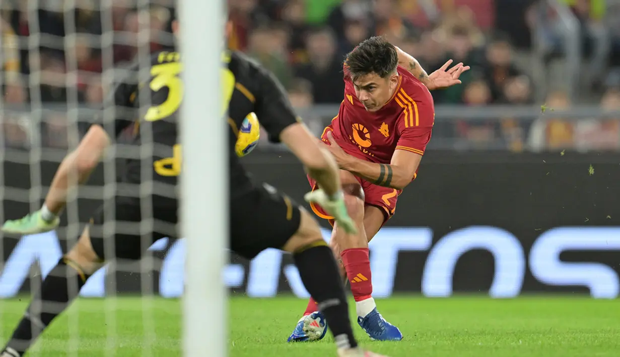 AS Roma membalikkan kedudukan dua menit kemudian. Lukaku menahan bek Lecce dan menerima umpan Dybala, lalu melepaskan tembakan ke pojok kiri gawang. (Alfredo Falcone/LaPresse via AP)