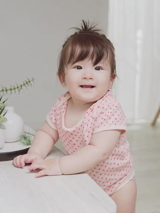 Sudah bisa berdiri ya baby Vechia. Baby Vechia semakin terlihat menggemaskan dengan menggunakan poni ya. (Liputan6.com/IG/frandaaa87)